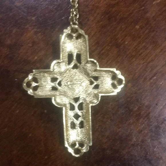 Elegant Avon Vintage(80’s) Gold tone Purple Enamel Cabochon Cross Necklace - Picture 3 of 4